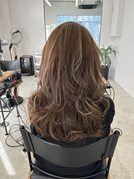 白髪ボカしカラーで大人ハイライトとハイレイヤーカット