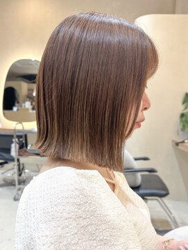 ヒビヲ(HIBIO) ショートボブミルクティーベージュブリーチダブルカラー横浜西口