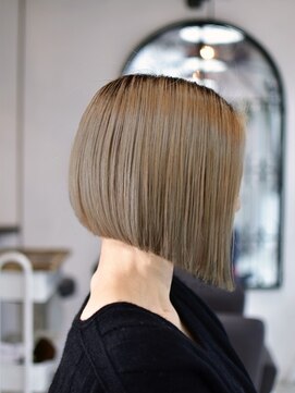 ルピナス(Lupinus) 切りっぱなし前下がりボブ