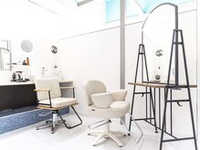 Hau'oli HAIRの雰囲気(明るく落ち着いた空間のセット面でゆったりとしたサロンタイムを)