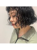 ウェーブパーマ 黒髪 厚めバング くりくりパーマ ボブ