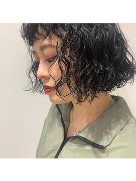 アリーズ シブヤ(ALLYS shibuya) ウェーブパーマ 黒髪 厚めバング くりくりパーマ ボブ