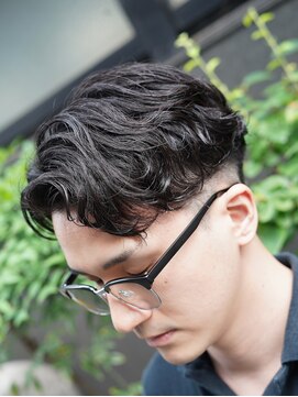 クオル 立川(QOL) 大人男子のシャドウパーマ 刈り上げ かきあげ 無造作パーマ