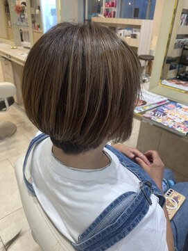 アッシュ 仙川店(Ash) 40代50代60代大人ひし形ショート白髪ぼかしハイライトベージュ