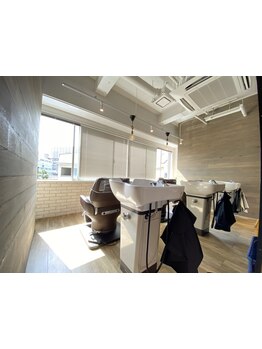 アンティーク調の癒し空間で、髪質改善メニューと旬のスタイルを楽しむ贅沢なサロン体験