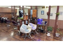 ビーエフサロン 大森町店(B×F SALON)の雰囲気（店内中央の待合席ではアクアリウムやグリーンも楽しめます）