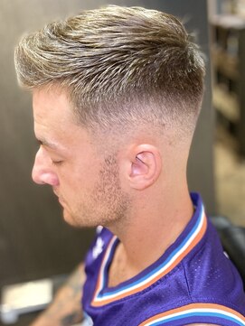 フランクスバーバー アンド ビアークラブ(FRANK'S BARBER and BEER CLUB) ミドルスキンフェードカットアップバングフェザーアップ