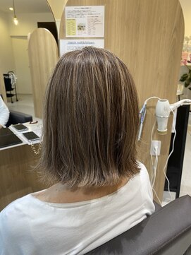 ネモトヤニーゴーマルマル(NEMOTOYA2500) 外ハネグレージュ（白髪ぼかし）