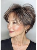 白髪ぼかし＋くびれショート+50代60代ヘアースタイル【AVANCE 】