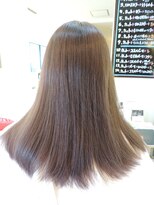 ヘアーアンドビューティーソレイユ 光に当たるとしなやかシャイニング