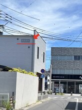 左手にコインパーキングがございます！