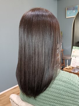 リビングルームス 茅ヶ崎(Living rooms) 艶髪ミディアム/レイヤー/グレージュ