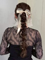 ロイオブジゼル(roi of GiseL) ヘアアレンジ 編みおろし ローポニー リボンアレンジ 結婚式