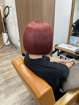 ルチナ 秦野(Lucina) レッド／ブリーチカラー／ボブ