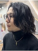 大人の波巻きスパイラルパーマミディアムロングメンズカットヘア
