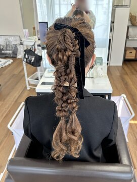 オウン(AUN) 編み下ろしツインポニー