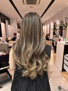 ステア ケース(stair case) ハイライト　バレイヤージュ　筋感重視　メンテ不要