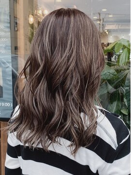 ベローチェ ダークグレージュハイライトで大人可愛いカラースタイル♪