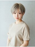 個性的でオシャレなグレージュショート