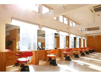 レーヴ バイ ヘアメイクカリス(reve by Hair make Charis)の写真/その日の光が差し込む、開放的な空間。ゆったりとした時間の流れるサロンで癒しのひと時を…。