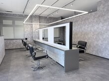 RAYGLOW by HEADLIGHT 那珂店【レイグローバイヘッドライト】【3月1日OPEN（予定）】の雰囲気（グレーとシルバーを基調としたお洒落な店内◎）