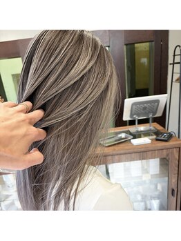 サスクワッチ(sasquatch)の写真/「ブリーチの概念が変わる。」低温ブリーチで髪を守りながら、透明感ハイトーンカラーで垢抜けた印象に。