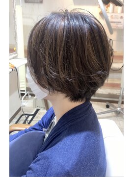 ティアラ 桜木町(TIARA) 白髪ぼかしハイライト大人ショートボブ