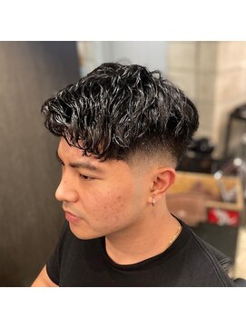 フランクスバーバー アンド ビアークラブ(FRANK'S BARBER and BEER CLUB) くせ毛風ピンパーマ刈り上げスキンフェードツーブロック I