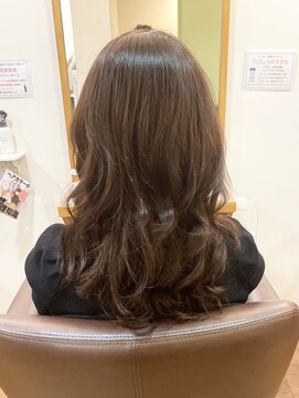 フリージア(freesia) 30代40代50代/艶巻きスタイル/ふんわりカール/大人ロング