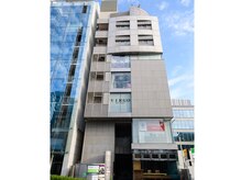 プルースラウンジ(Plus Lounge)の雰囲気（４Fにはガラス張りのラウンジスペースPlus Loungeのロゴが目印）