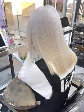 ラヴィキョート(Lavy kyoto) アッシュグレーアンブレラから―ハイライトミディアムヘアウルフ