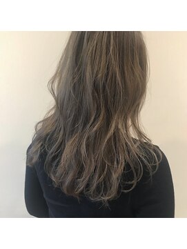 ガーランドウメダ(Garland umeda) 透明感グレーベージュ