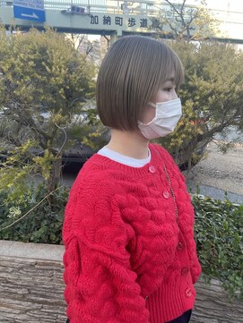 イナズマヘアー(INAZUMA HAIR) ハイトーンベージュ×ミニボブ