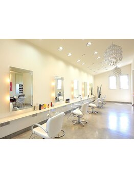 白を基調としたシャンデリアが印象的なオシャレな空間♪“あなただけ”の特別なサロンタイムを…。