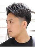 黒髪ツーブロック刈り上げアップバングアイロンパーマ