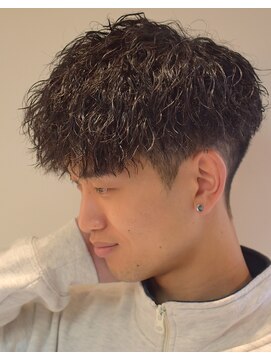 フリーク バーバーショップ 都島店(FREAK BARBER SHOP) 黒髪縦落ちツイストスパイラルパーマツーブロックマッシュ