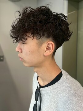 セプト 博多(SEPT.) スペインカール 束感 ツーブロック 強めパーマ 刈り上げ 20代