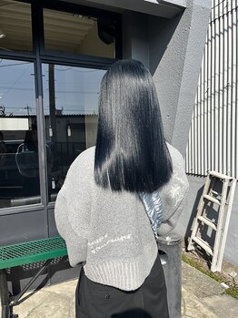 ダメージの少ない縮毛矯正でツヤのある柔らかい真っ直ぐストレートに！さらに髪に優しい酸性ストレートも！