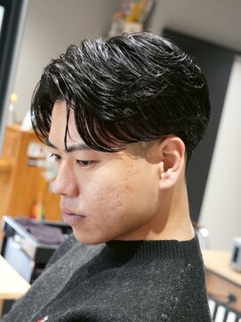 メッツ 原宿(METS) MEN'S/毛流れサイドパート×テーパーフェード/毛流れパーマ