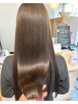 スアバイキキ(SuA by kiki.) ミディアムレイヤー/ハッシュカット/ワインレッド[千葉]