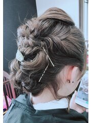 編み込みベースのお呼ばれヘアー