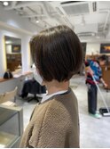 コンパクトなフレンチショート　大人かわいいヘア　脱白髪