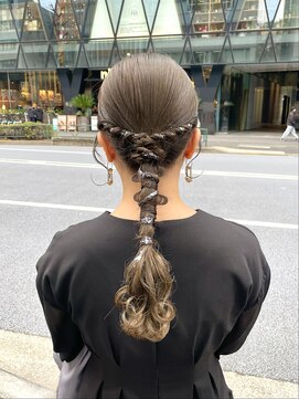 ピークアブー 原宿ハラカド(PEEK-A-BOO) 結婚参列ヘア タイトヘア ローポニー 編み下ろし 銀箔 金箔 原宿