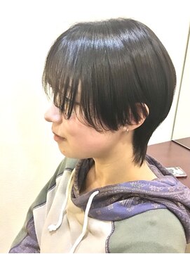 ミュウカ(miuka) 顔まわりにポイントを置いたウルフショート