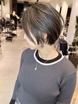 ステア ケース(stair case)&nbsp;大人かわいいハイライト白髪ぼかしショートボブ