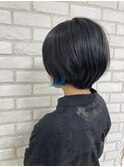 丸みショートボブ×イヤリングブルー