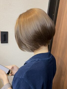 ルミ ツー 横浜駅店(Lumi 2) 美シルエット小顔ショート/透明感ミルクティーベージュ/横浜