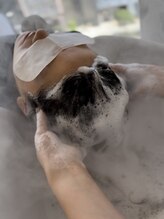 熟練の手技で頭皮をほぐし、心身ともにリセットする極上の癒し時間。