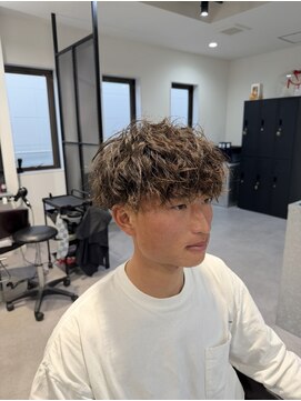 ツイストスパイラルパーマツーブロック刈り上げマッシュ