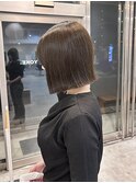 赤みを抑えたナチュラルブラウンカラー/ショートボブ